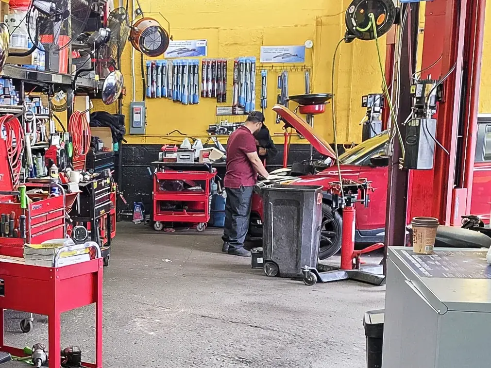 Mecánico diagnosticando un vehículo dentro de Ebenezer Auto Repair