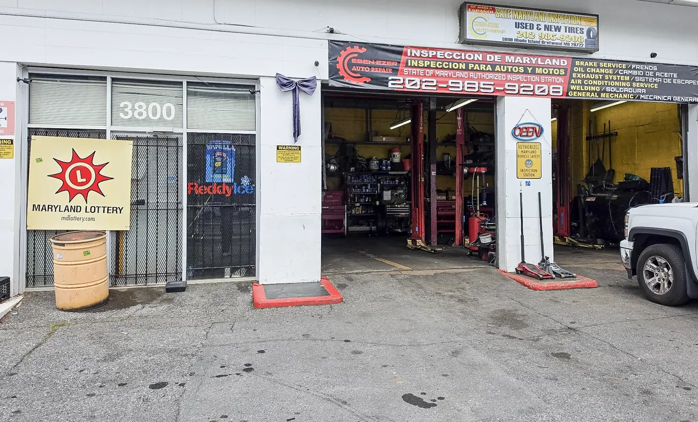 Letrero de inspección de Maryland en la entrada de Ebenezer Auto Repair en Brentwood